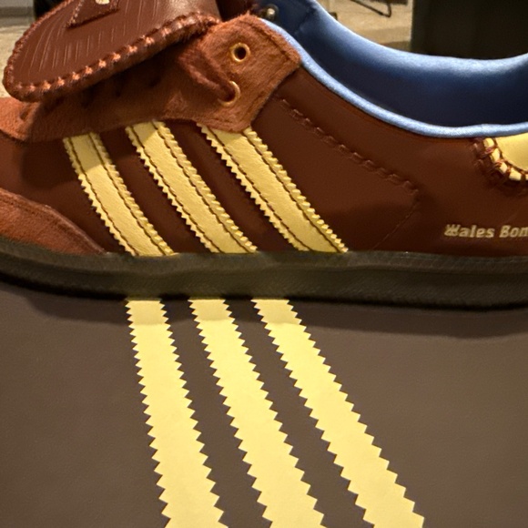 Athletic_Shoes